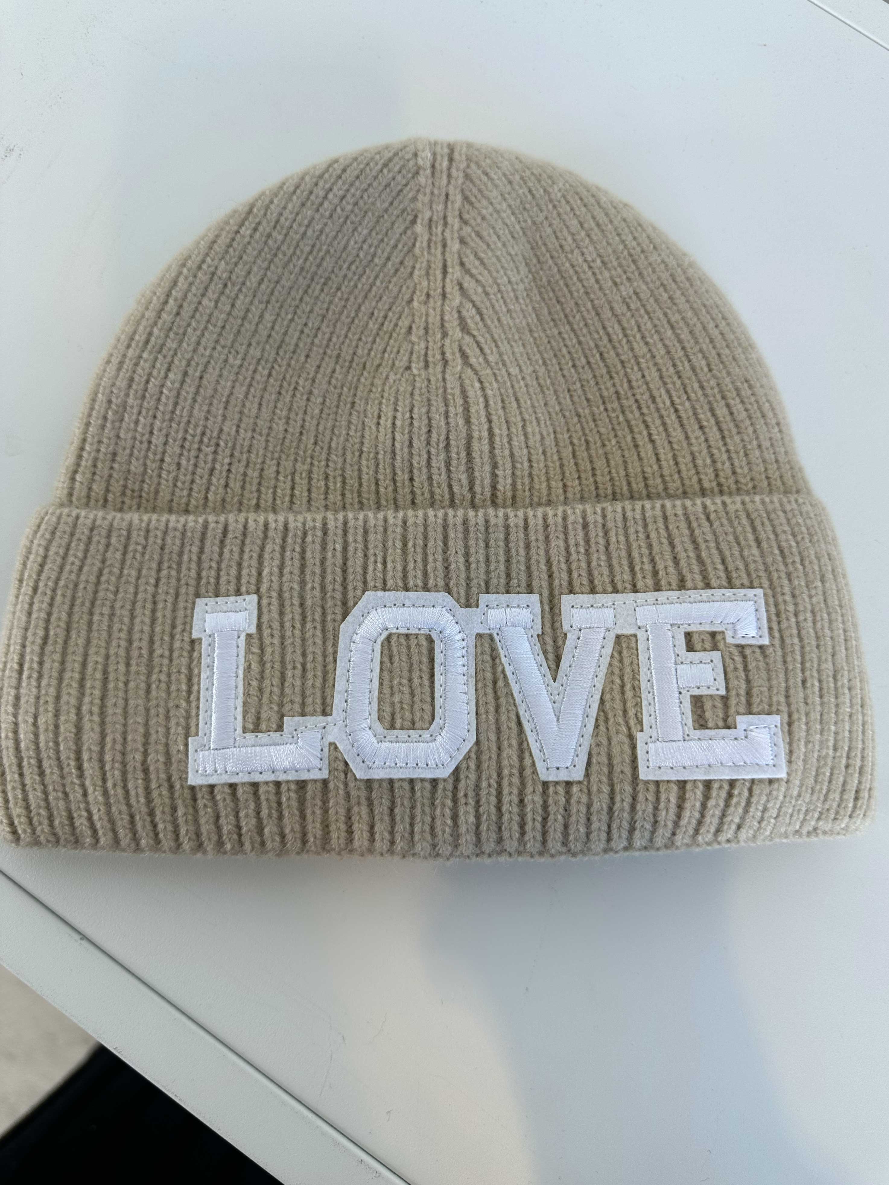 Neta - Strikhue med hvid tekst